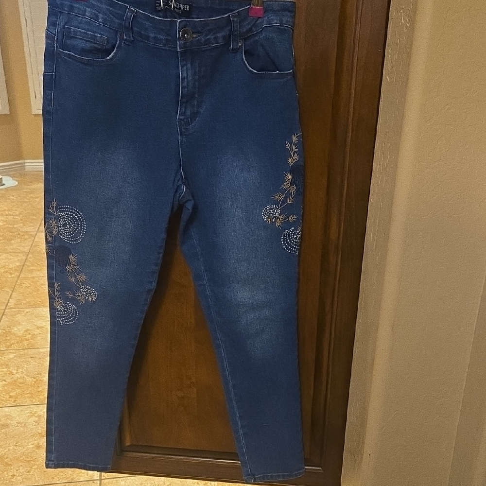 Elegant Embroidered Women's Cropped Jeans
